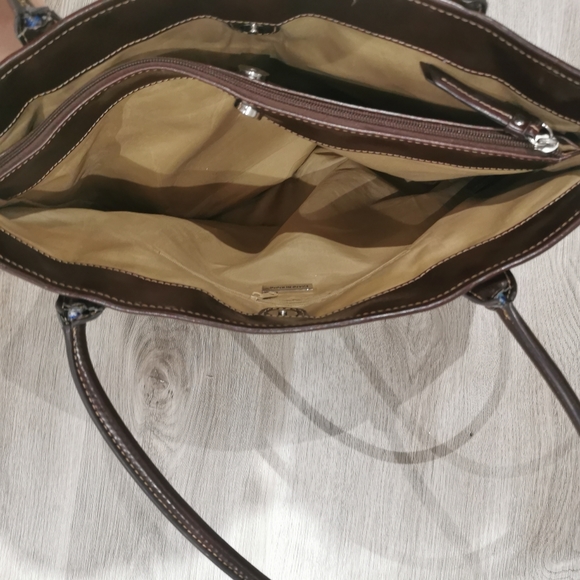 Giani Bernini handbag with many compartments - Picture 4 of 11